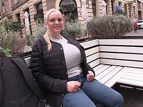 ハンガリーでナンパした爆乳ロシア人留学生を騙してホテルに連れ込むと自らの性癖を爆発させ異文化交流SEXを堪能する変態痴女と生中性交！ サンプル動画サムネイル